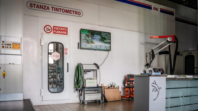 Stanza-tintometro-centro-fiorentino-colore-carrozzeria-professionale